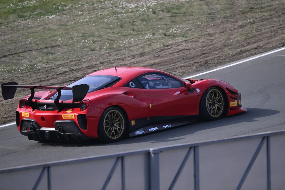 La 488 Challenge Evo in pista vista da dietro