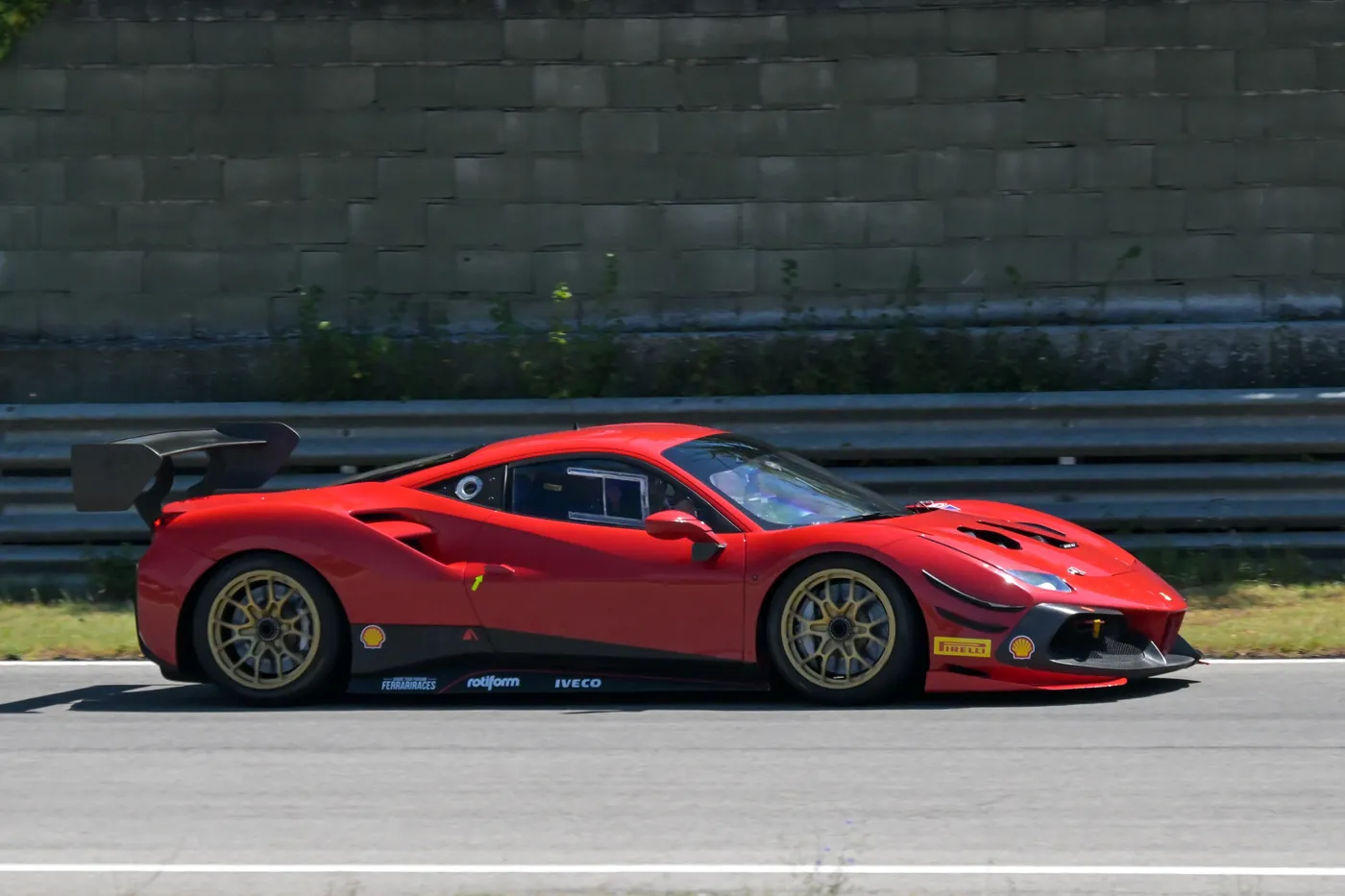 La 488 Challenge Evo di RaceXperience Italy, di profilo in pista