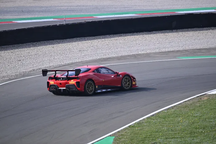 La 488 Challenge Evo in uscita di curva, vista da dietro