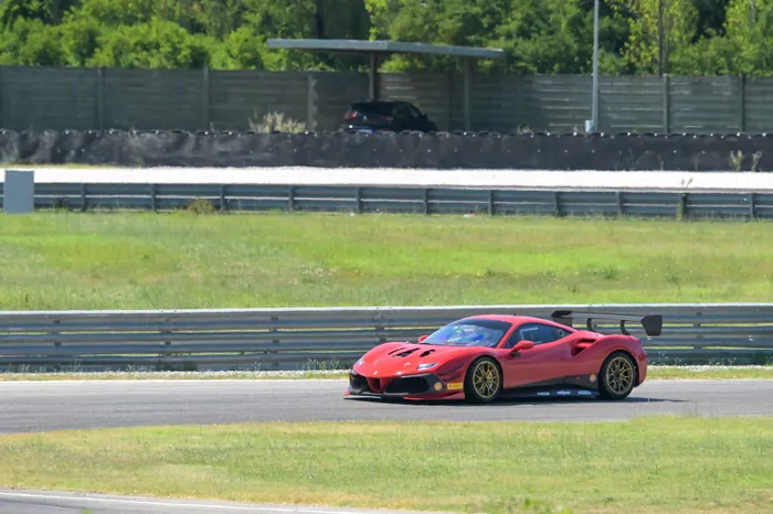 La 488 Challenge Evo tra il verde del circuito