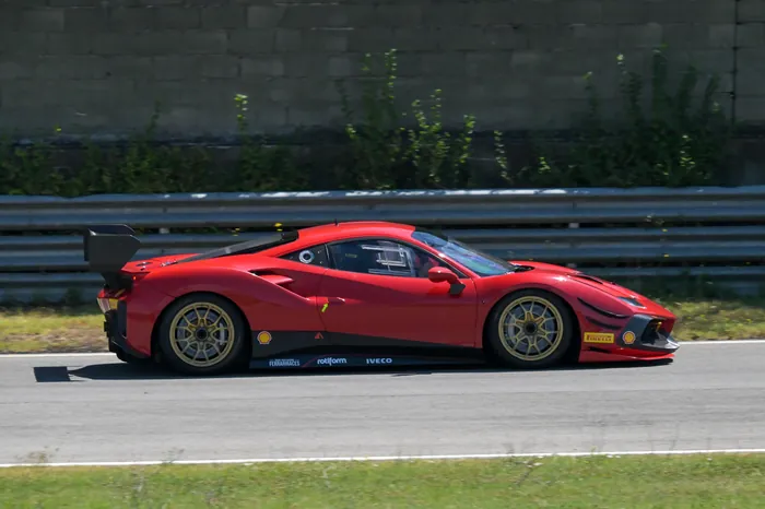 La 488 Challenge Evo di profilo