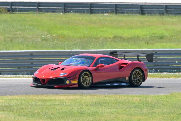 La 488 Challenge Evo in percorrenza di curva