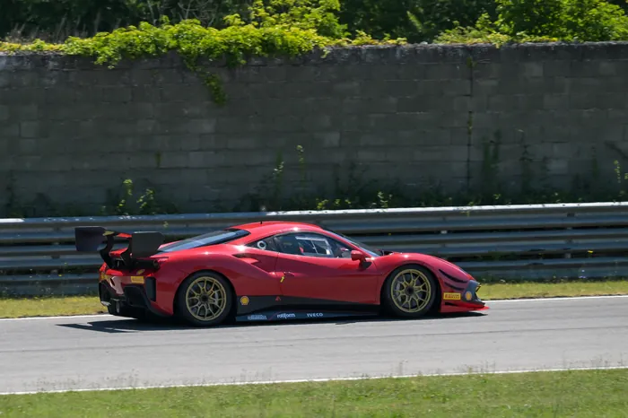 La 488 Challenge Evo di profilo in pista